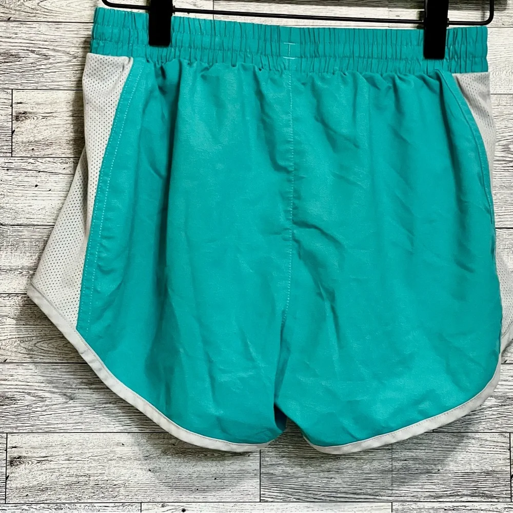 Under Armor Ladies Running Shorts w/inside. Vented‎ sides for airflow. Size-XS